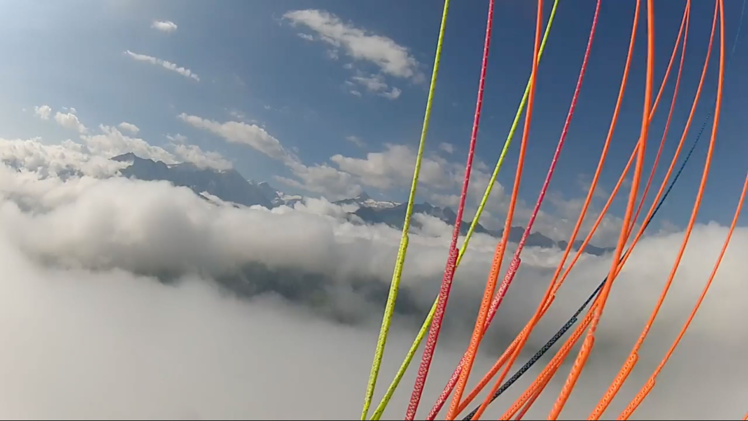 The thin lines of a Paraglider